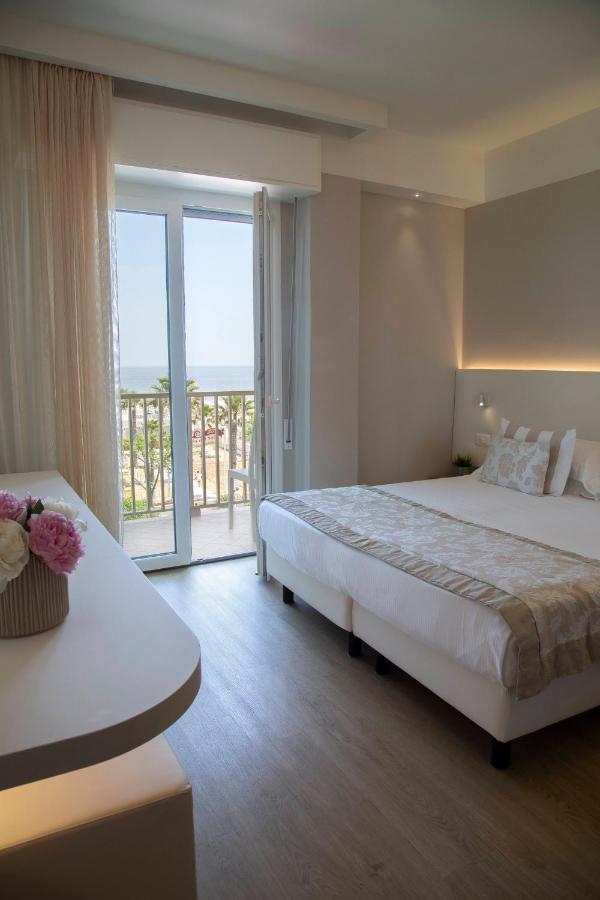 Hotel Mon Cheri Riccione Eksteriør billede