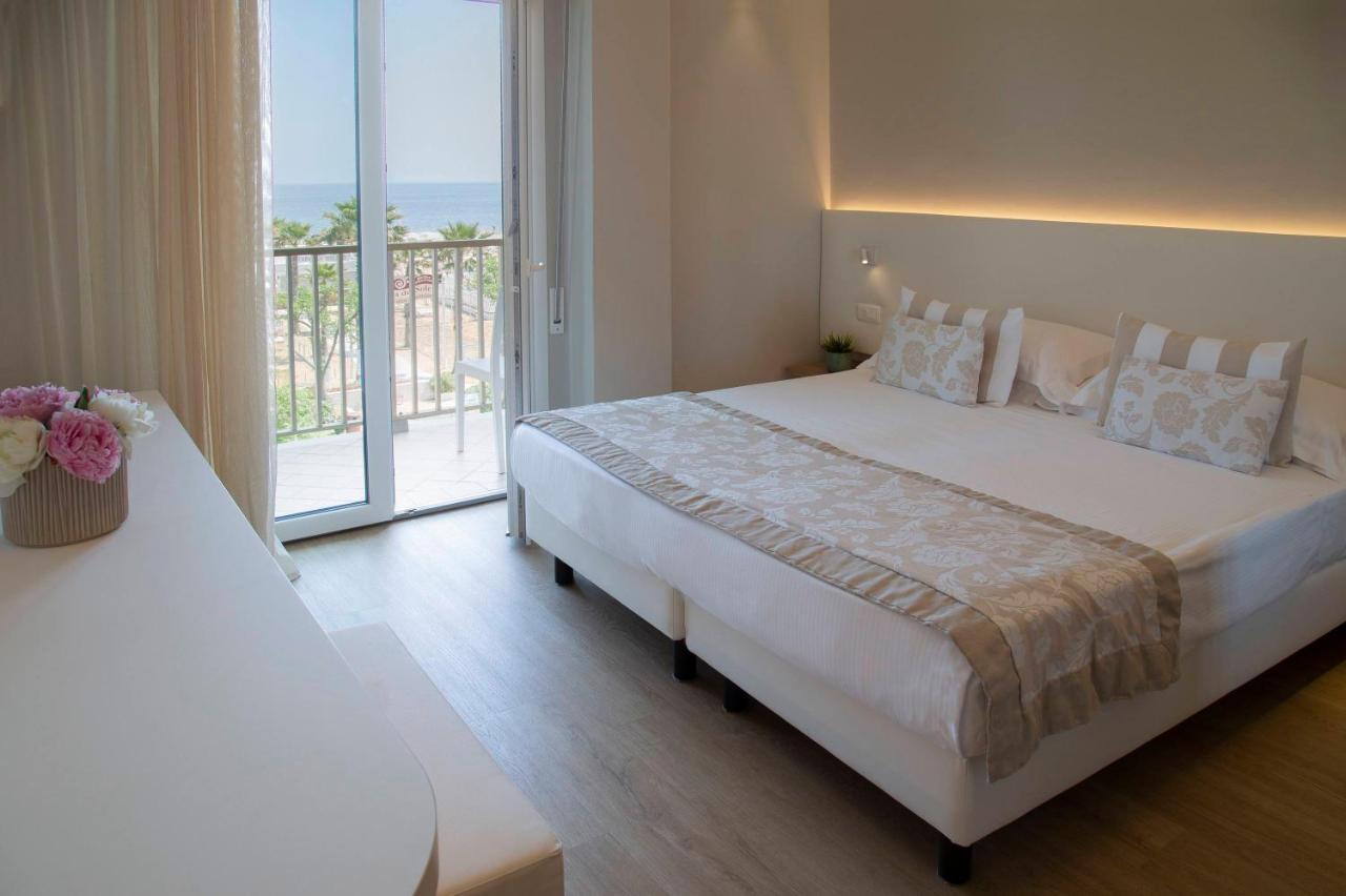 Hotel Mon Cheri Riccione Eksteriør billede