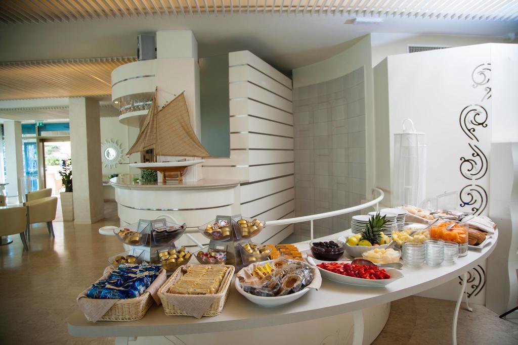 Hotel Mon Cheri Riccione Eksteriør billede