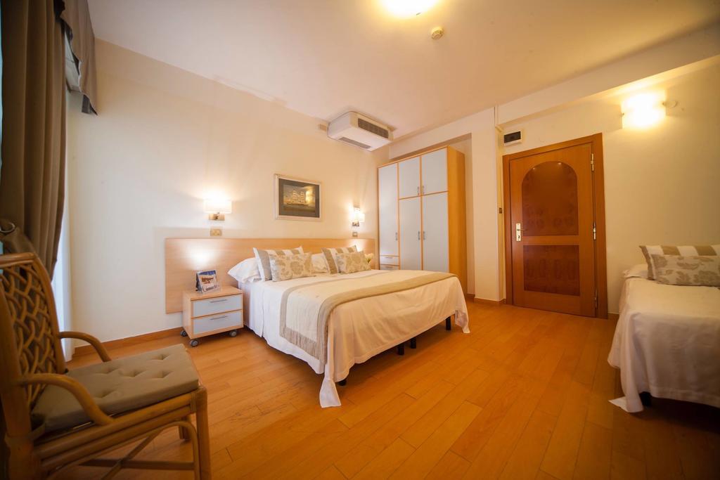 Hotel Mon Cheri Riccione Værelse billede